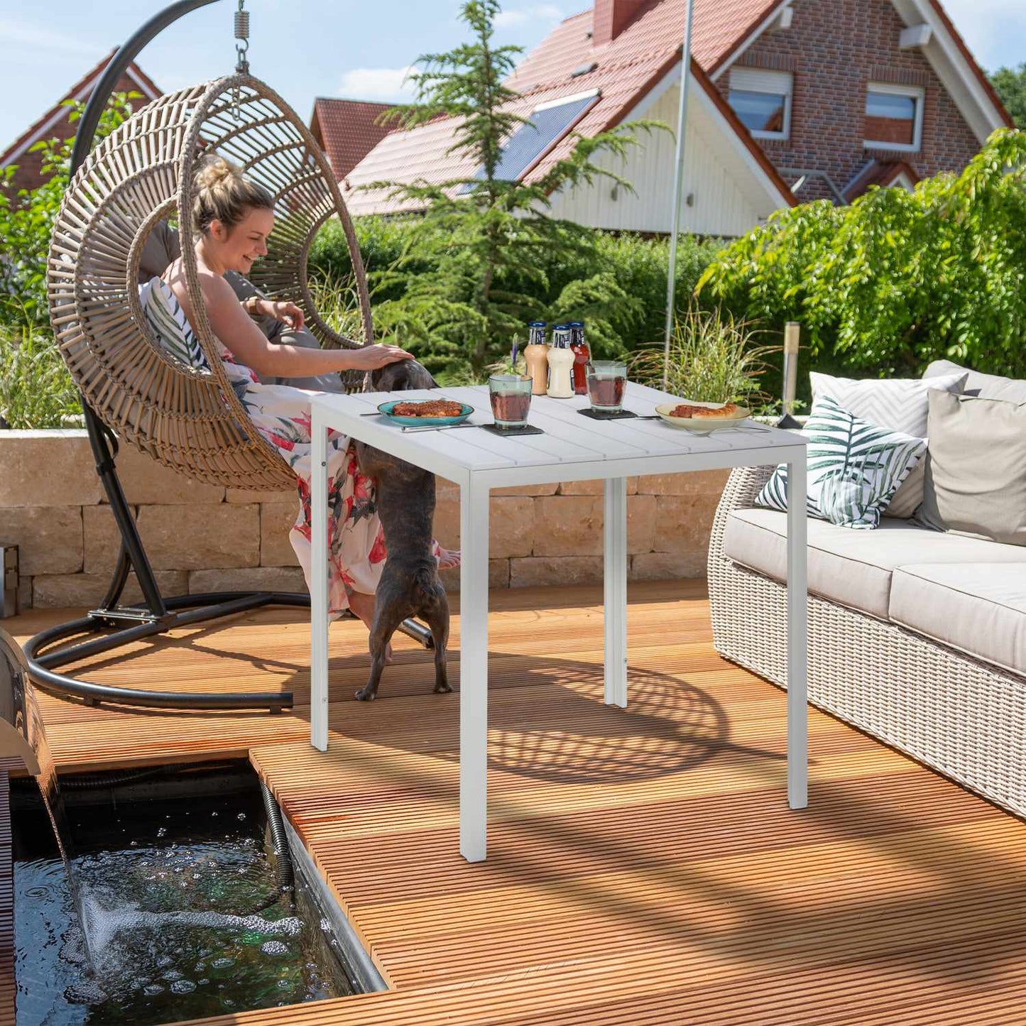 Round garden table in rattan look