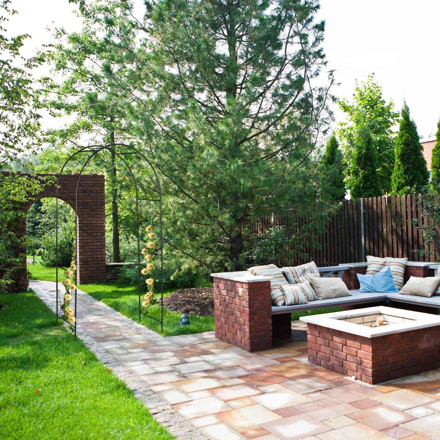 Round rose arch in black