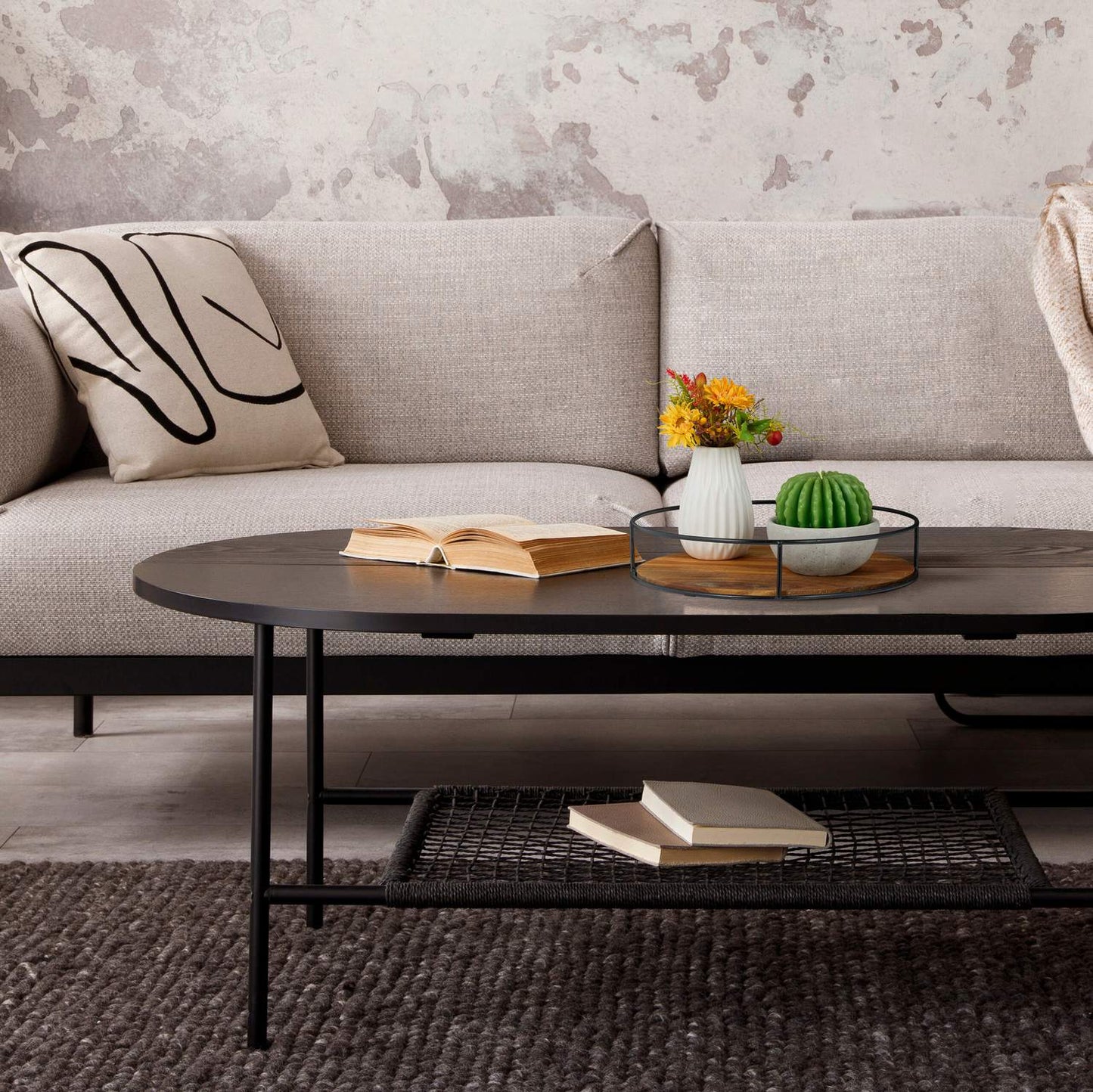Round tray with metal edge