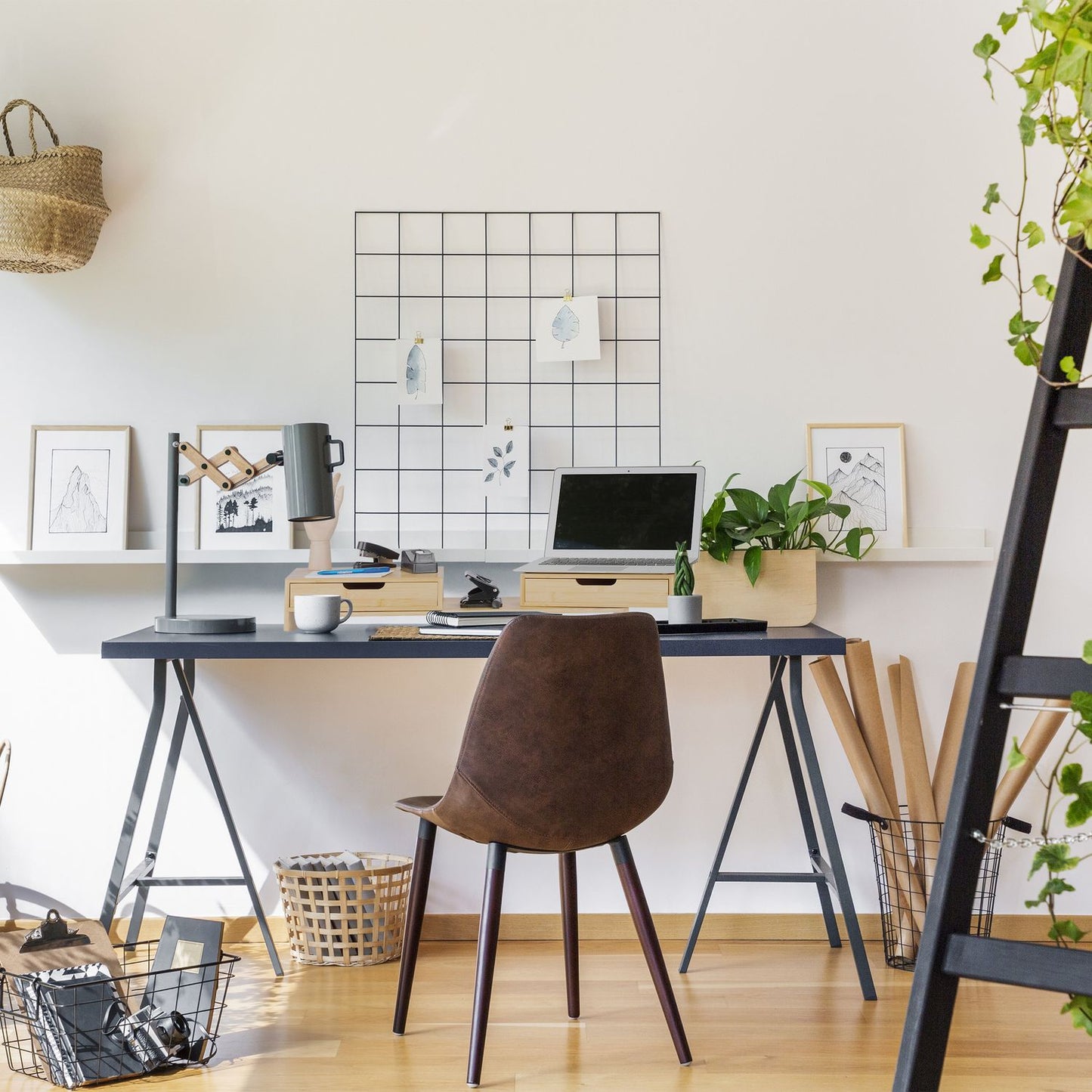 Screen stand for 2 screens