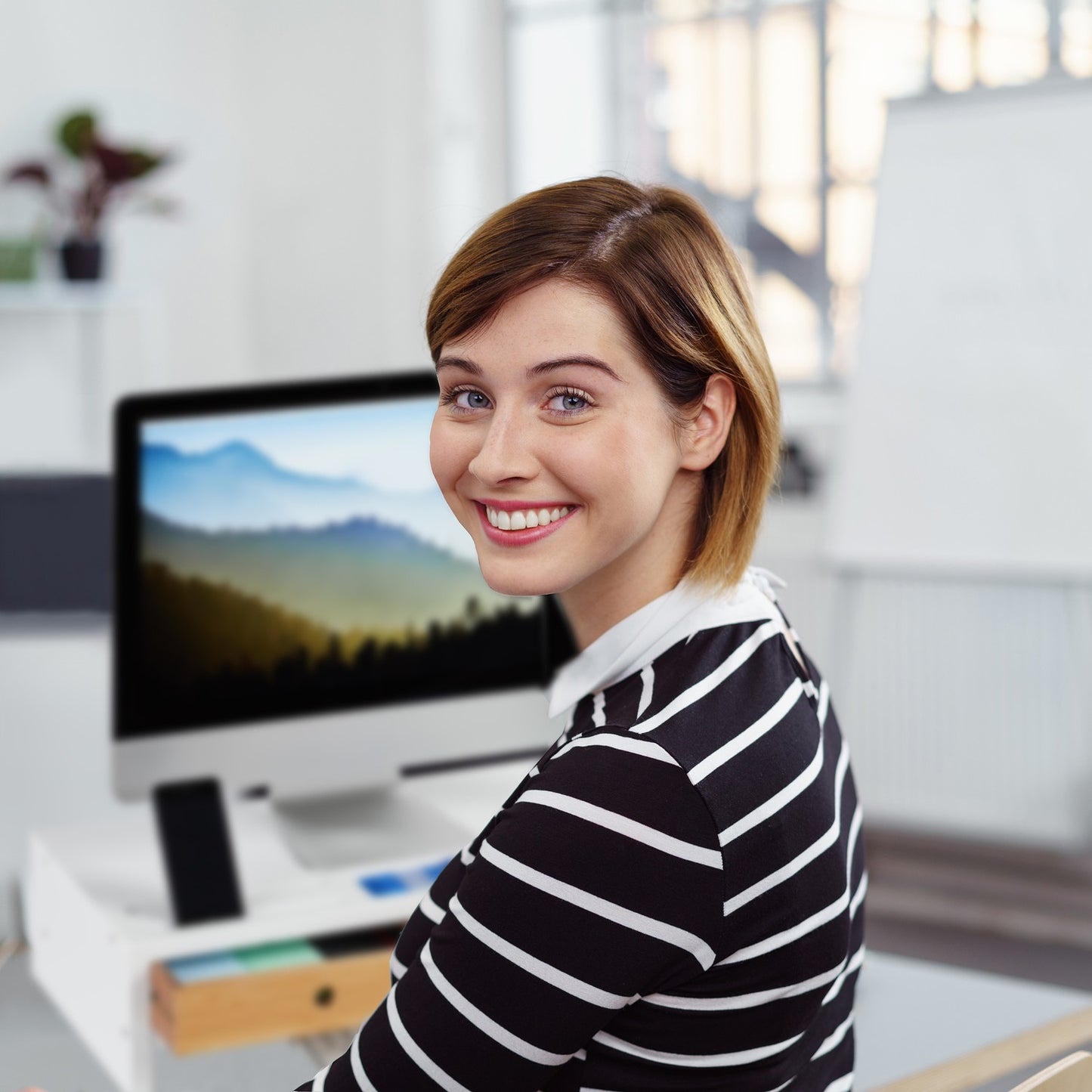 Screen stand with 2 drawers in white