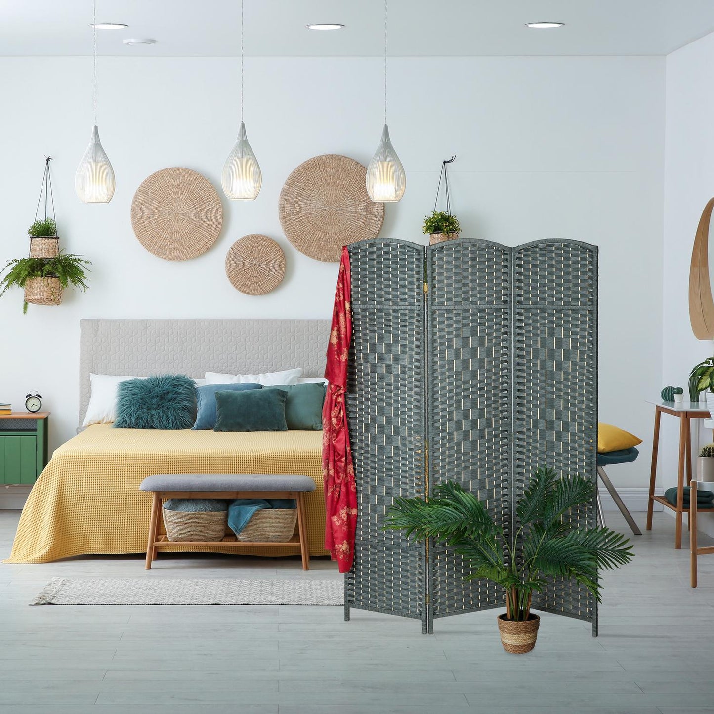 Screen wall with 3 panels