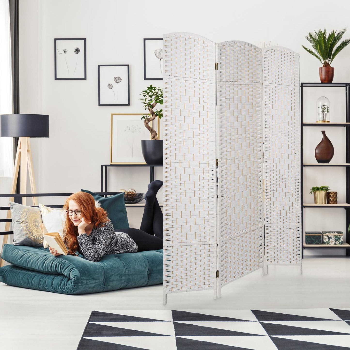 Screen wall with 3 panels