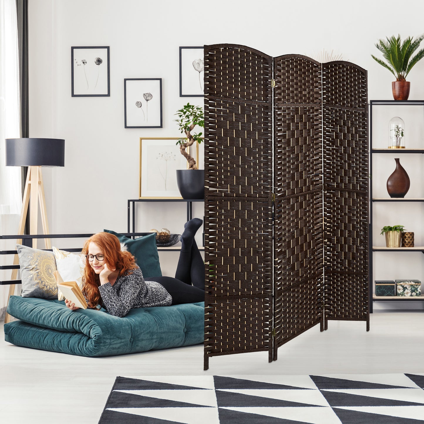 Screen wall with 3 panels