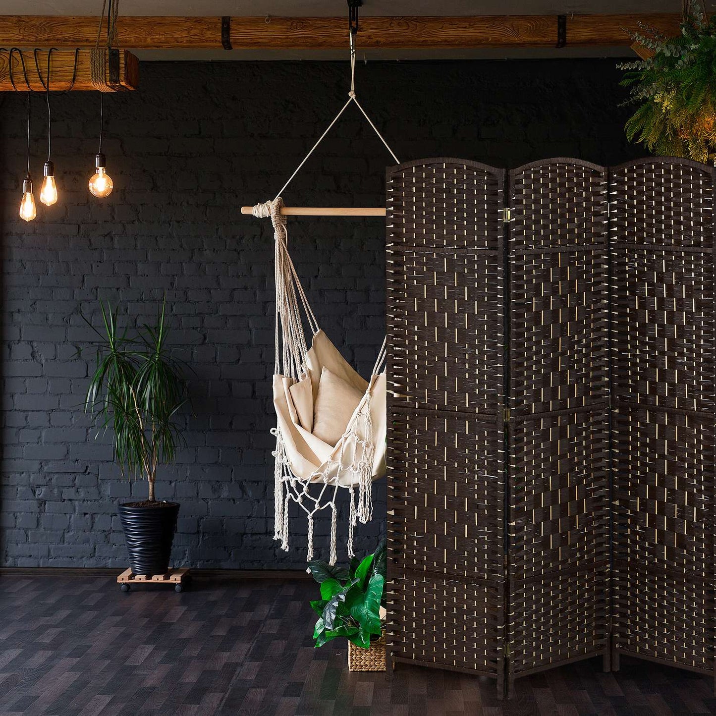Screen wall with 4 panels