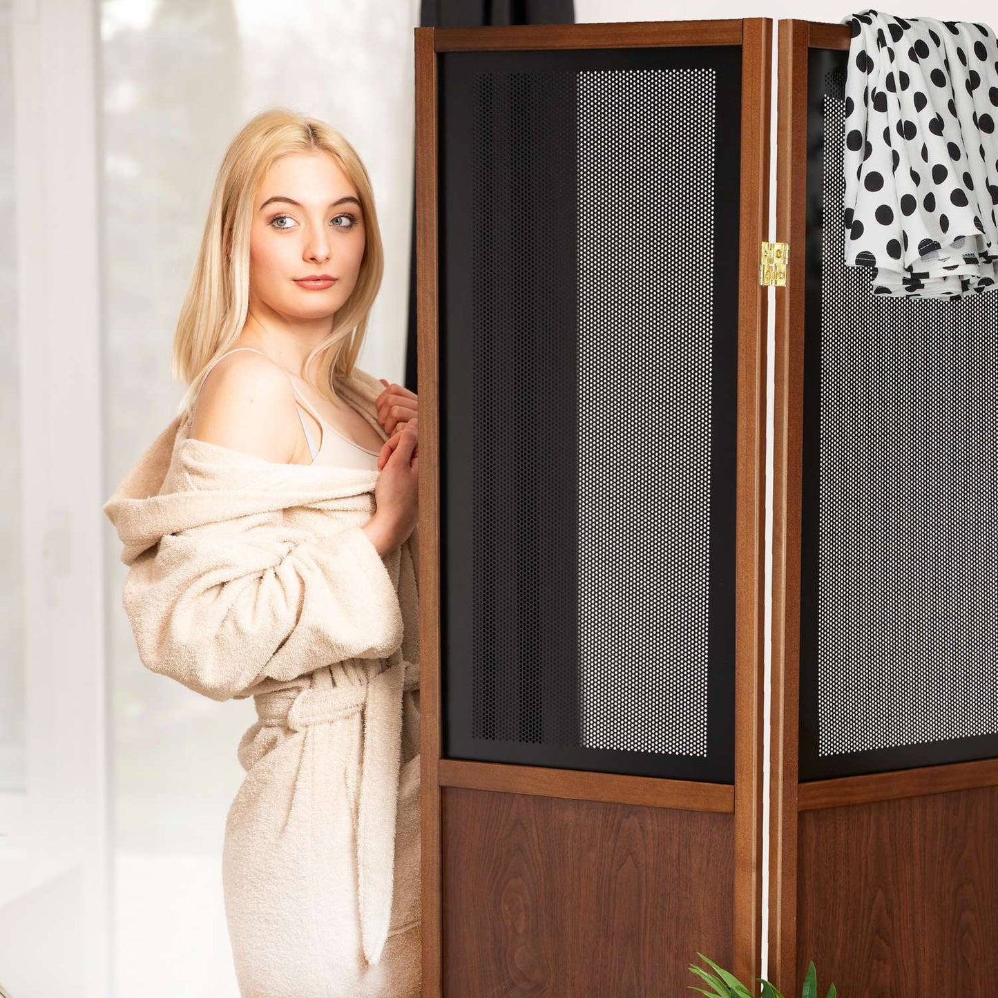 Screen wall with walnut look