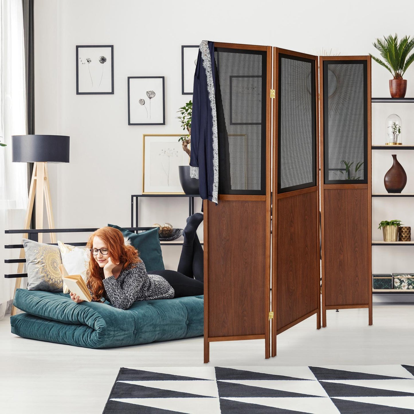 Screen wall with walnut look