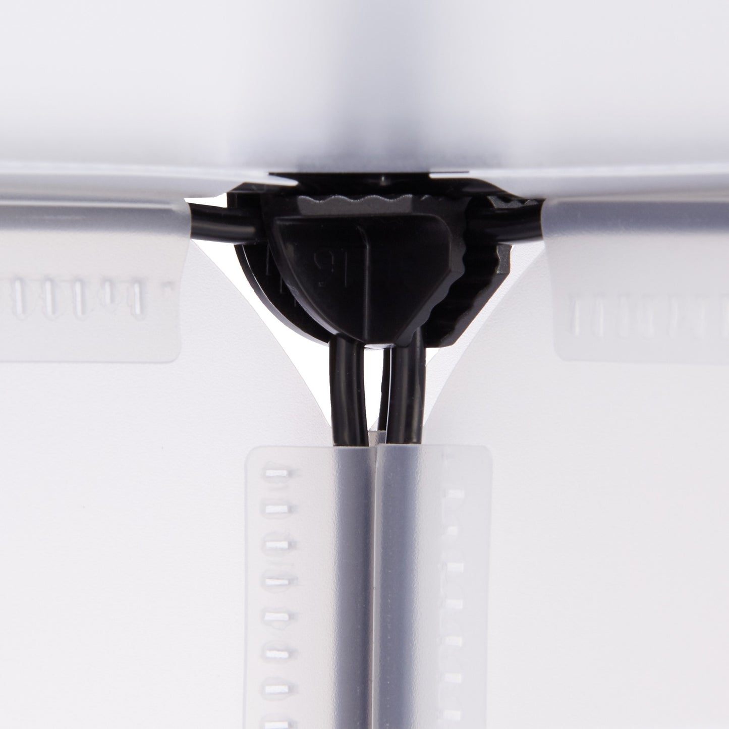 Screwless plastic shelves with 15 compartments