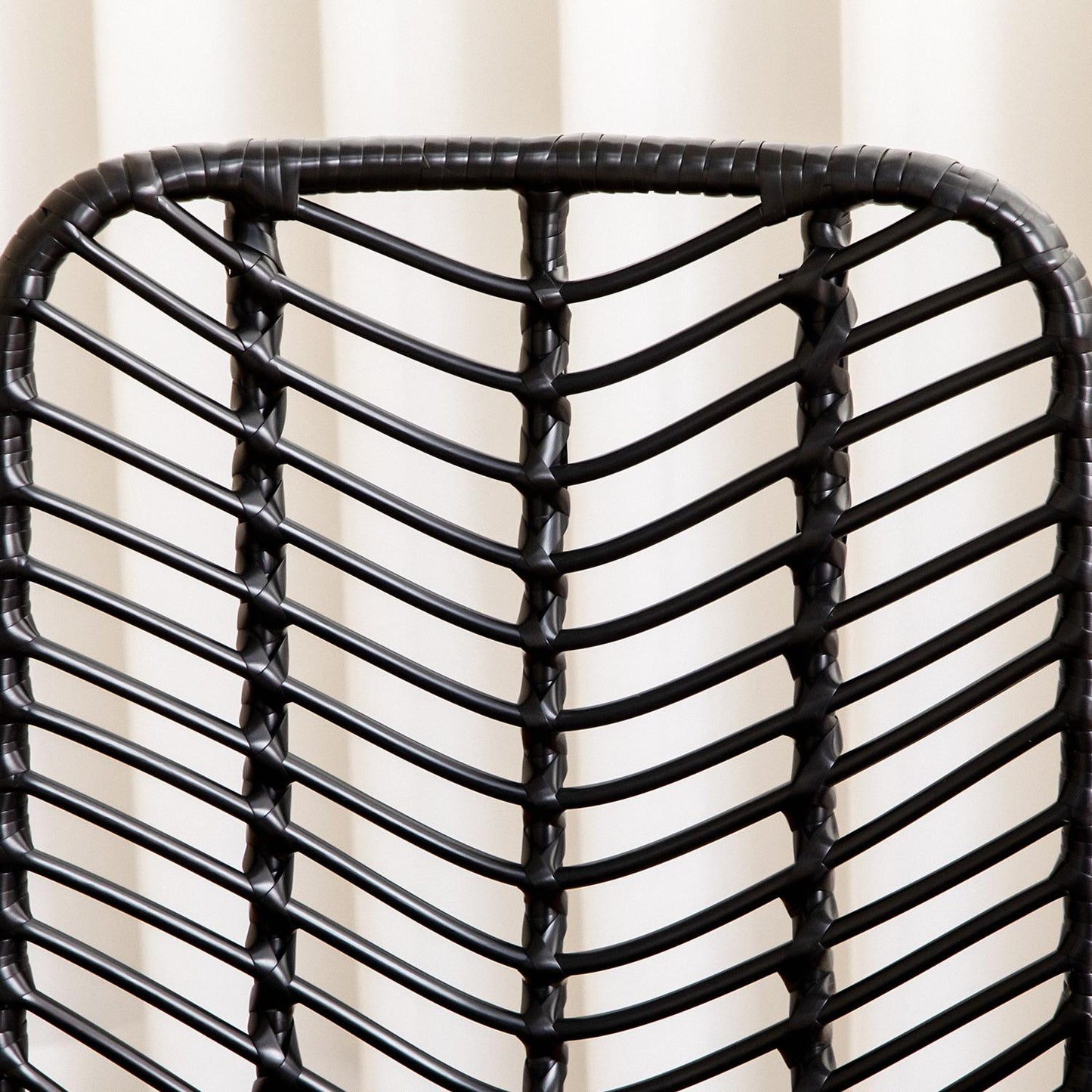 Set of 2 dining chairs in black rattan with backrest