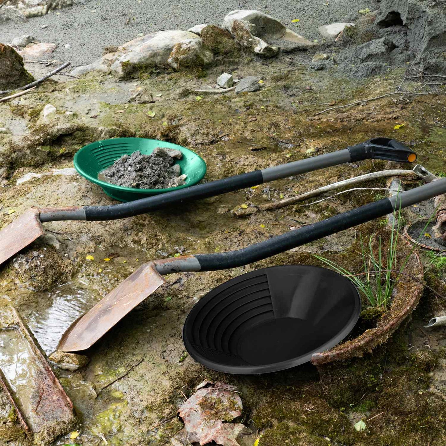 Set of 2 gold pans