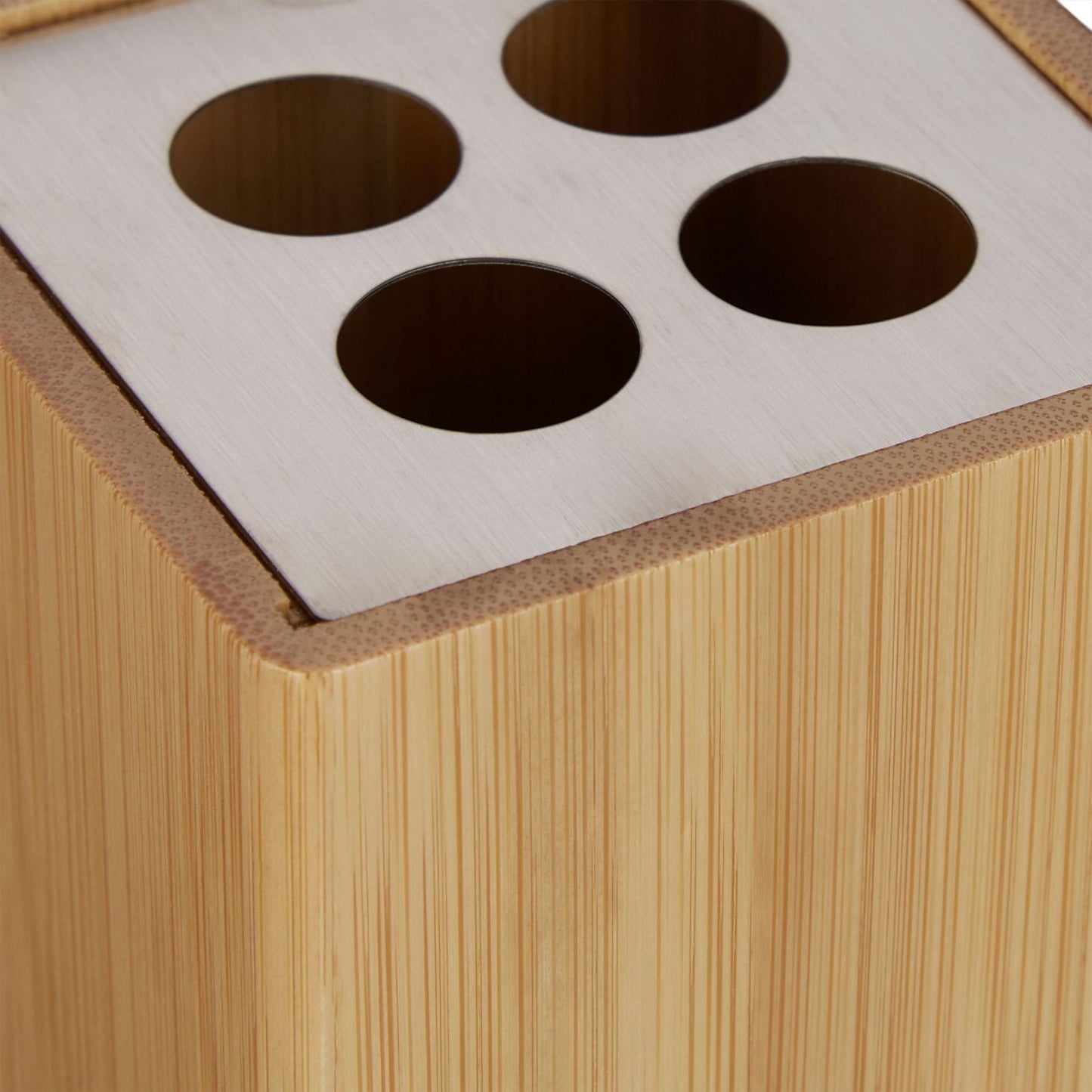 Set of bathroom accessories