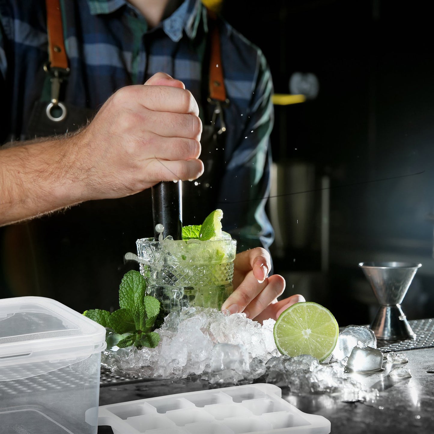 Set of ice cube molds with box and lid