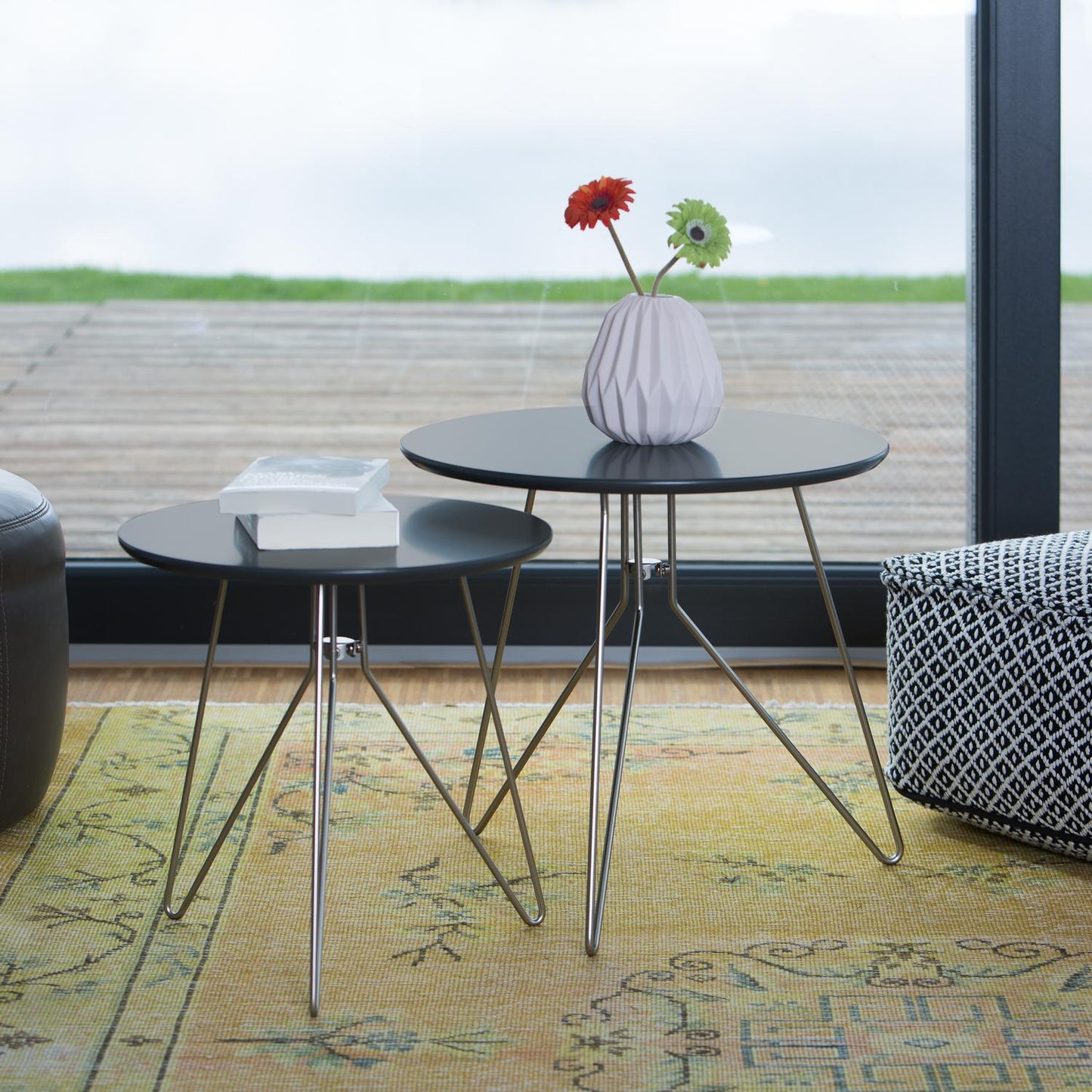 Set table with 3 metal legs