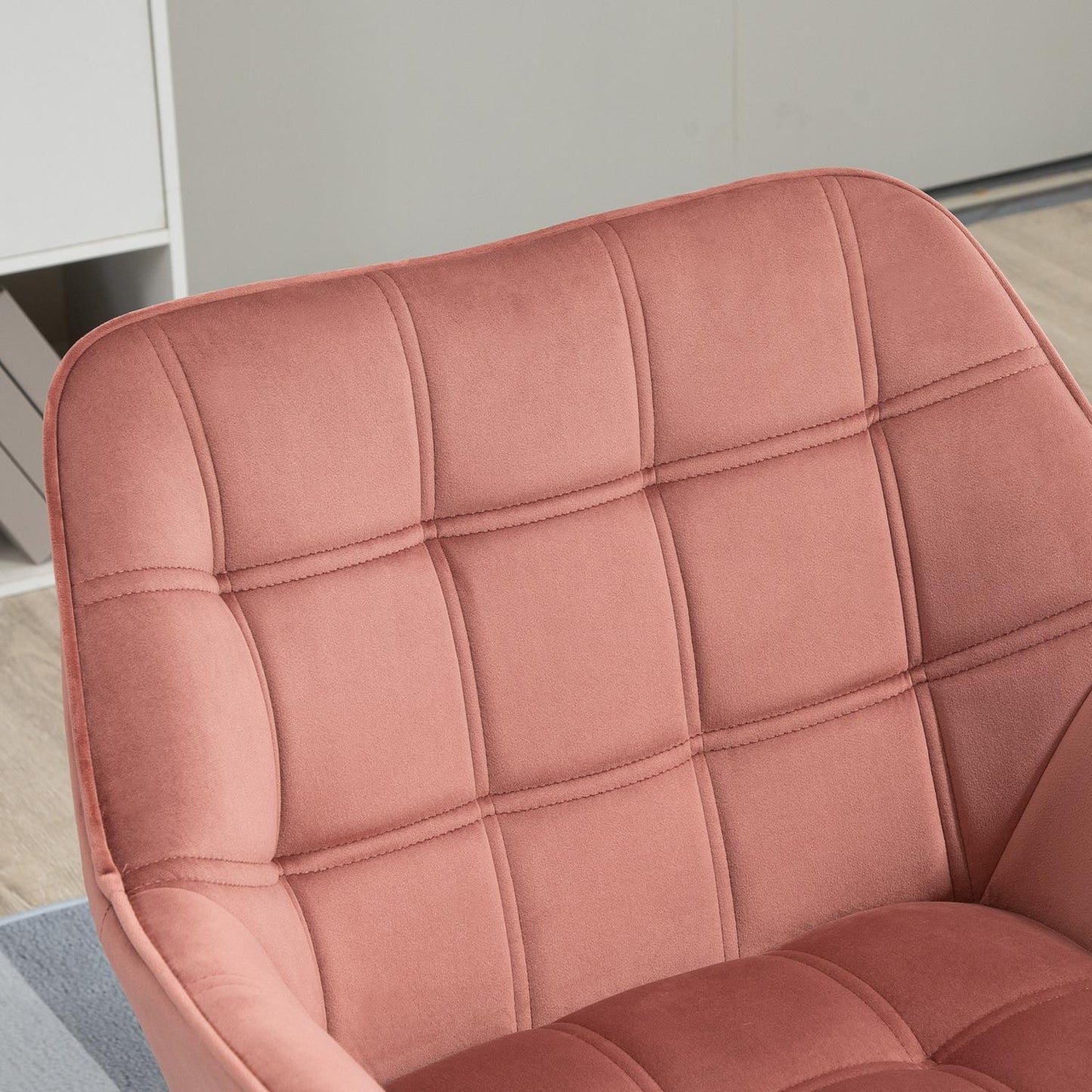 Scandinavian velvet armchair with raised legs - 68.5 x 61 x 72.5 cm