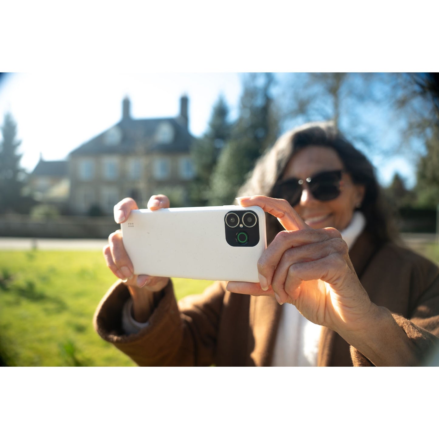 Smartphone 4G with Large Display, Dual Cameras, Easy Interface
