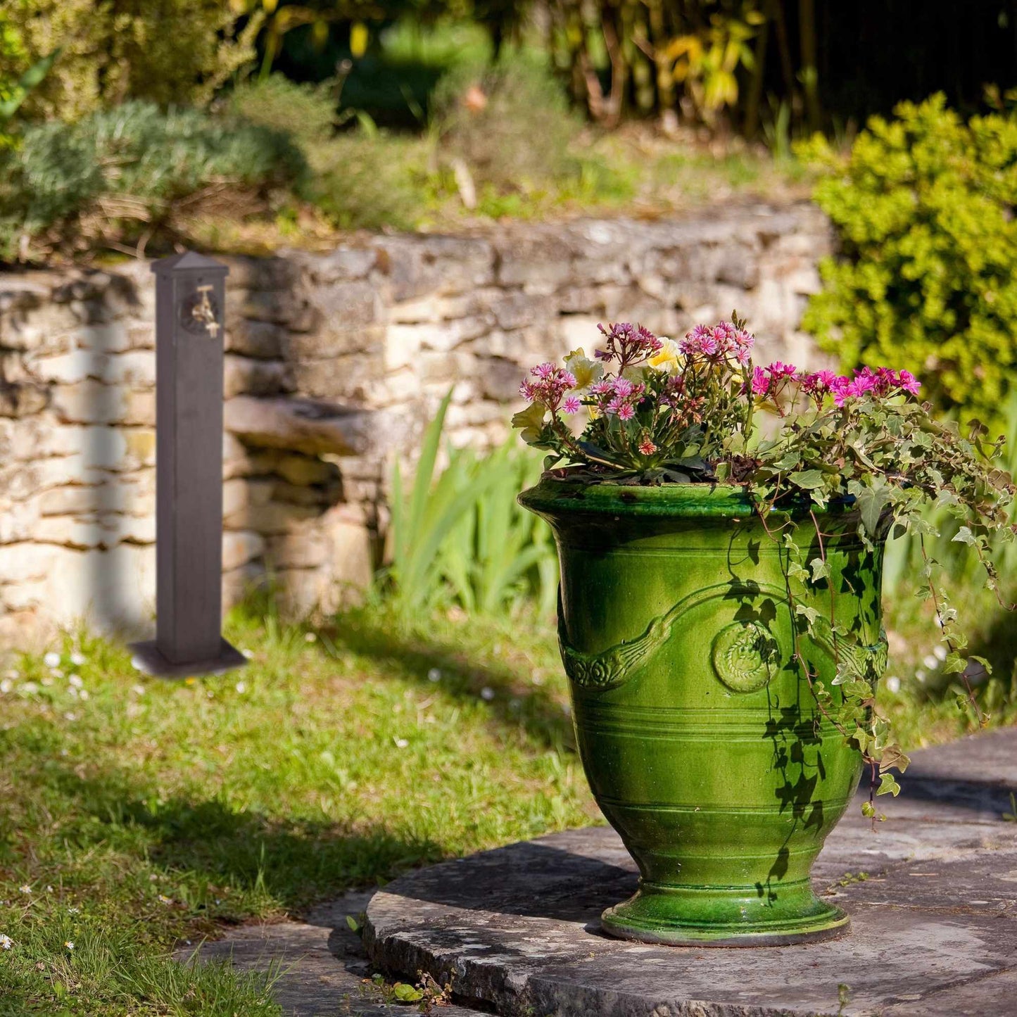 Square water container