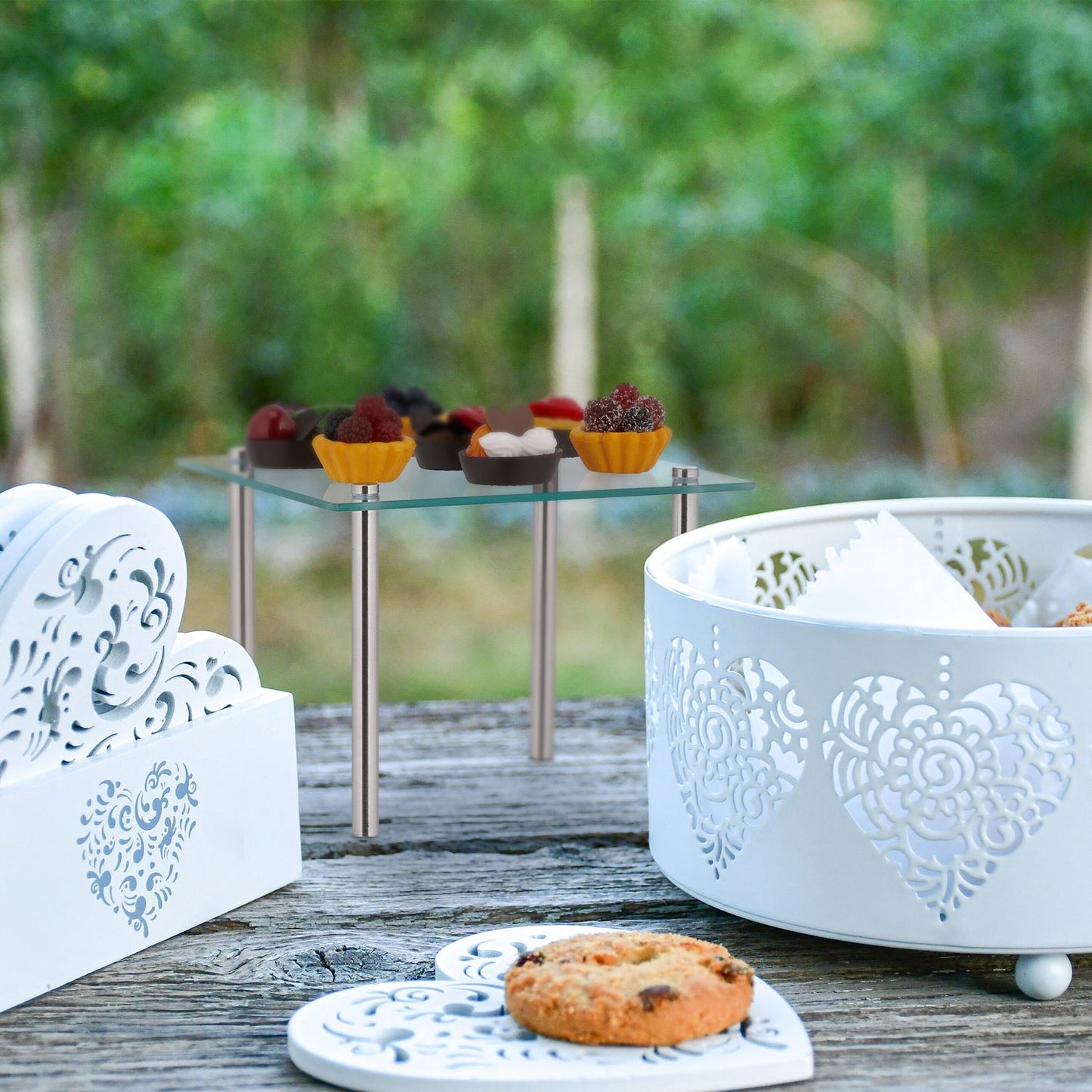 Stackable cake stand in a set of 3