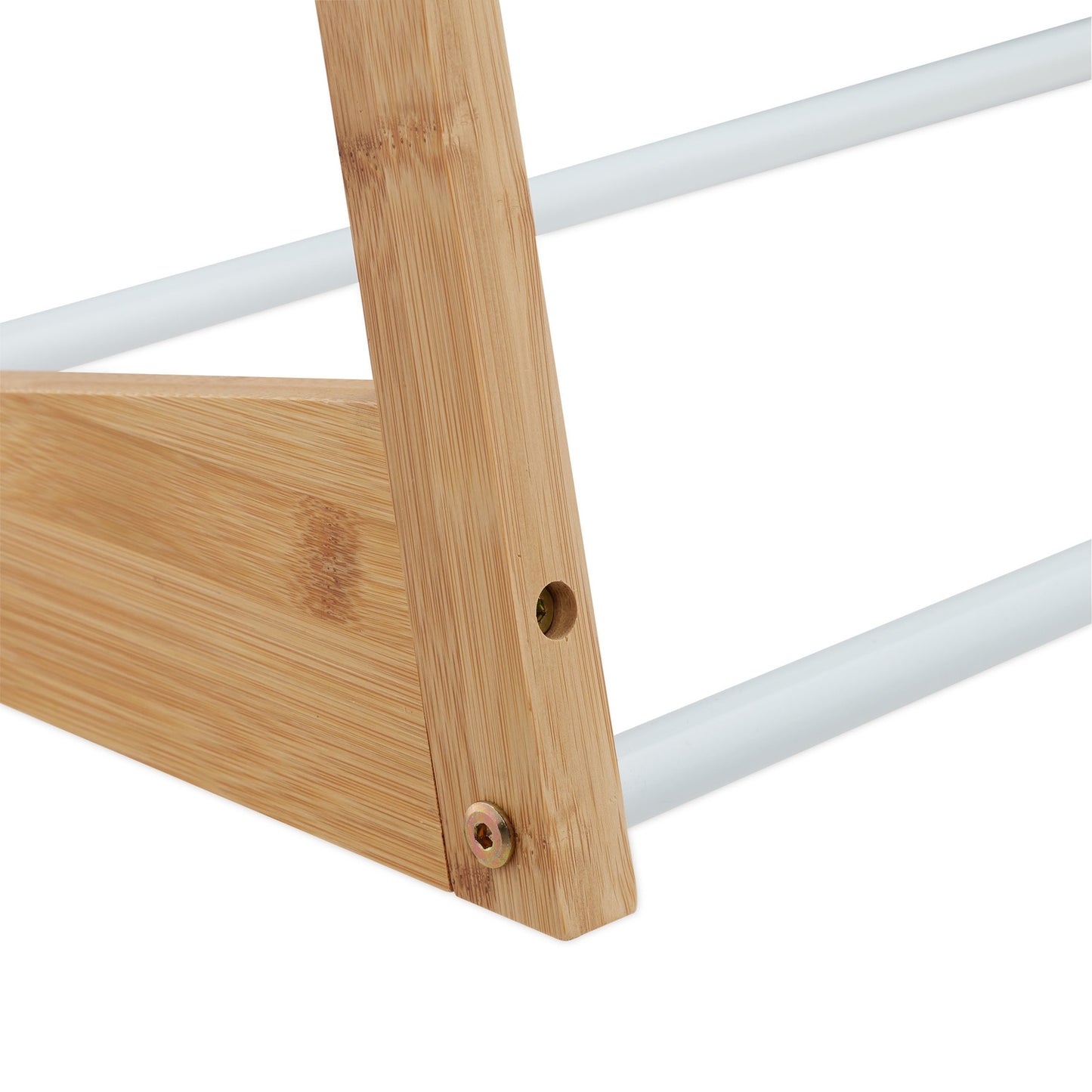 Standing towel rack