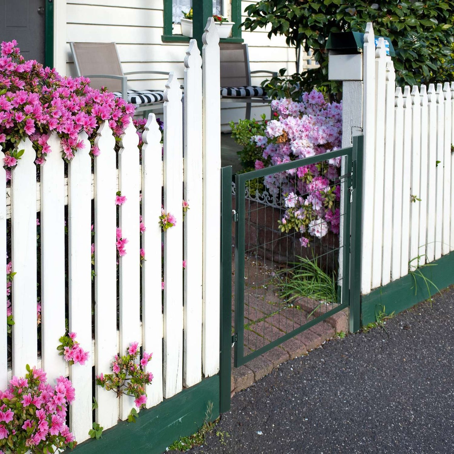 Steel garden gate with handle and lock, 97 x 150 cm, green