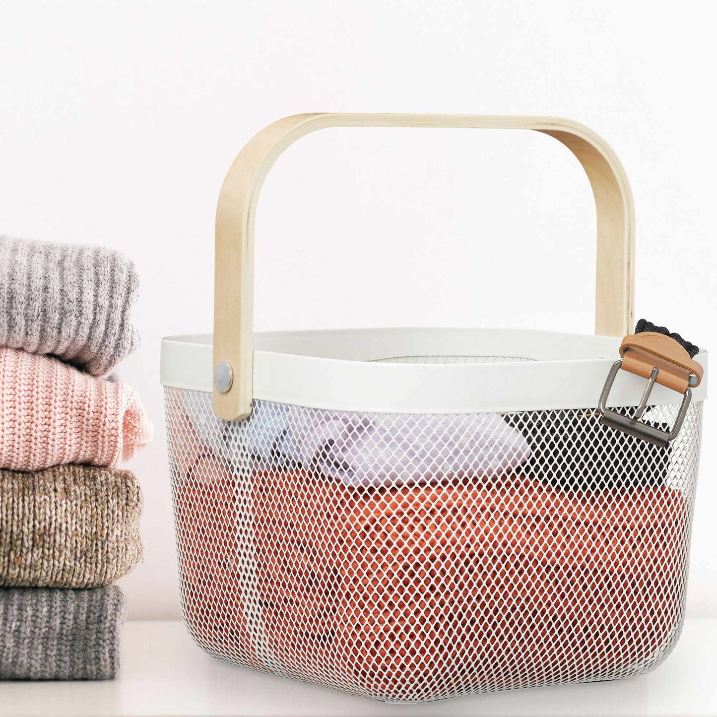 Storage basket with handle