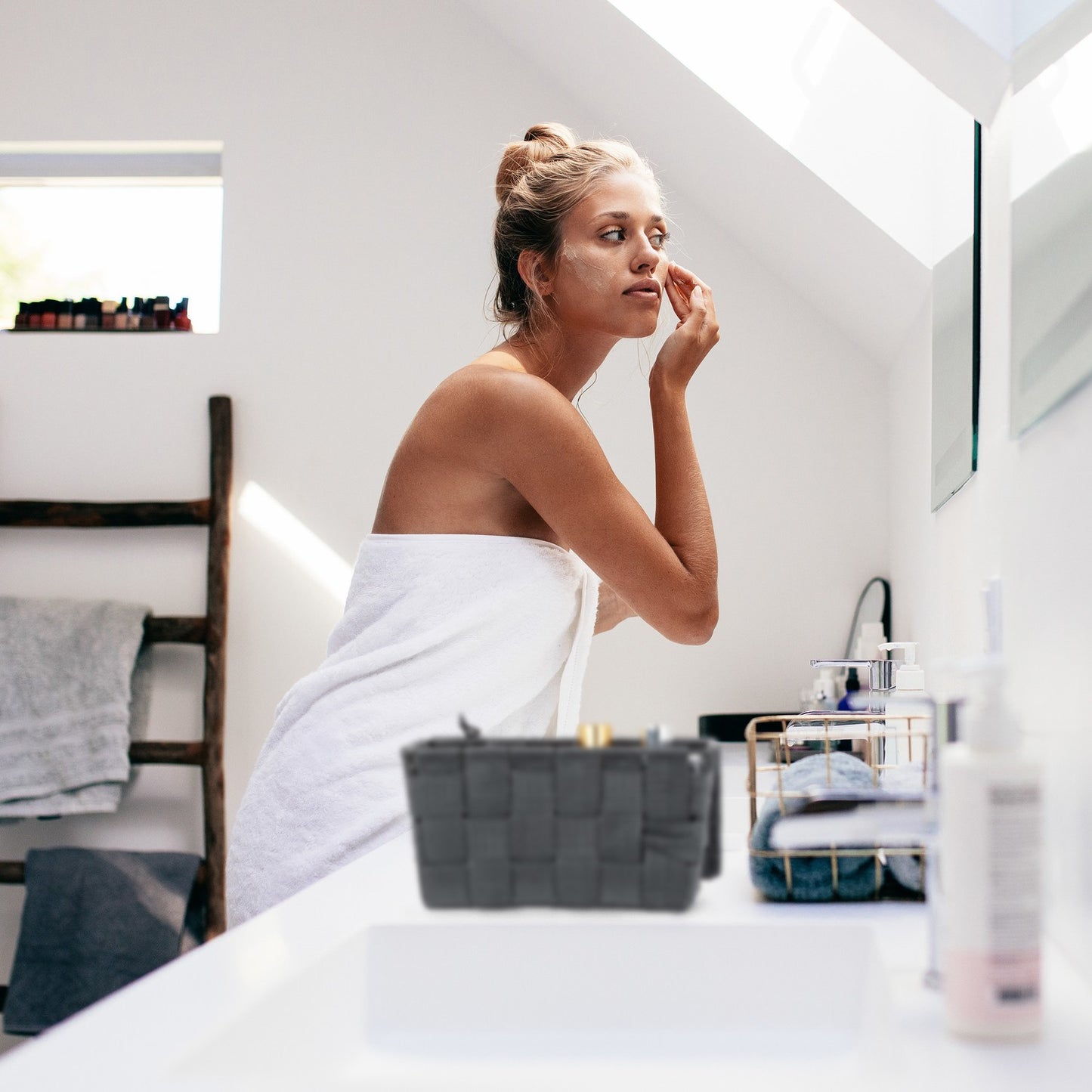 Storage basket with lid