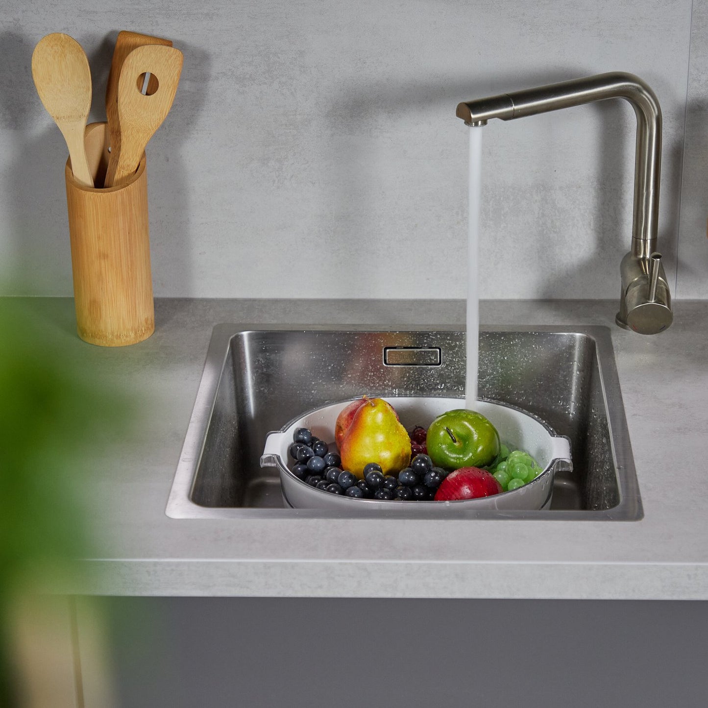 Strainer with bowl