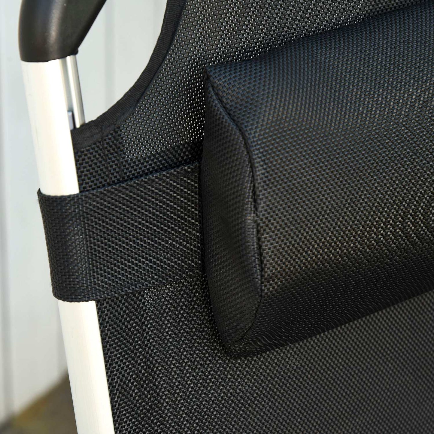 Adjustable sun lounger in black mesh, ergonomic and foldable
