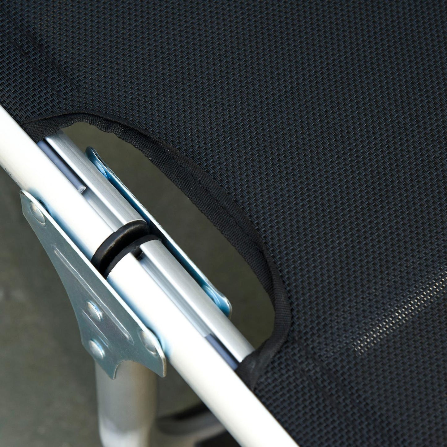 Adjustable sun lounger in black mesh, ergonomic and foldable