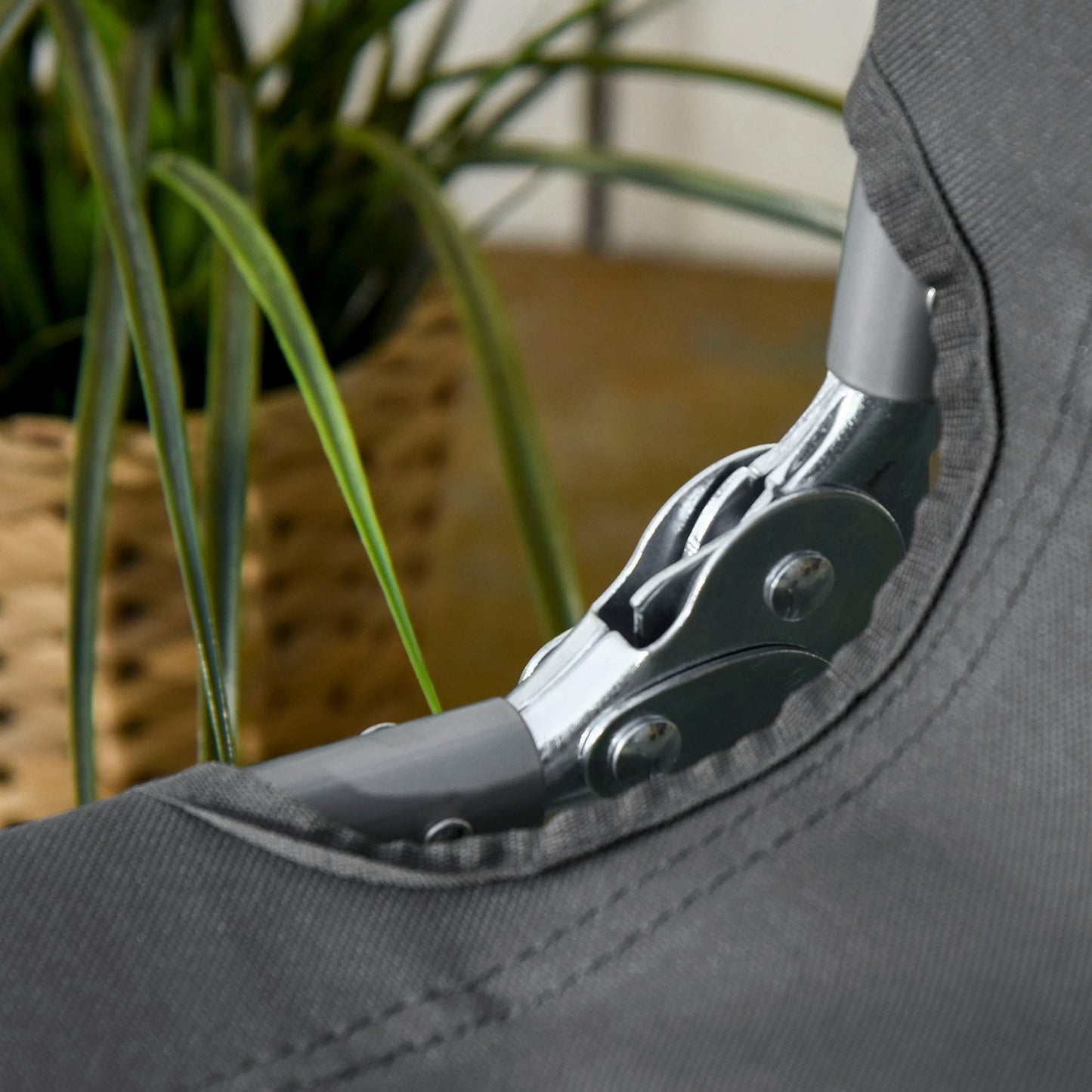 Folding sun lounger with adjustable backrest, holds 120 kg