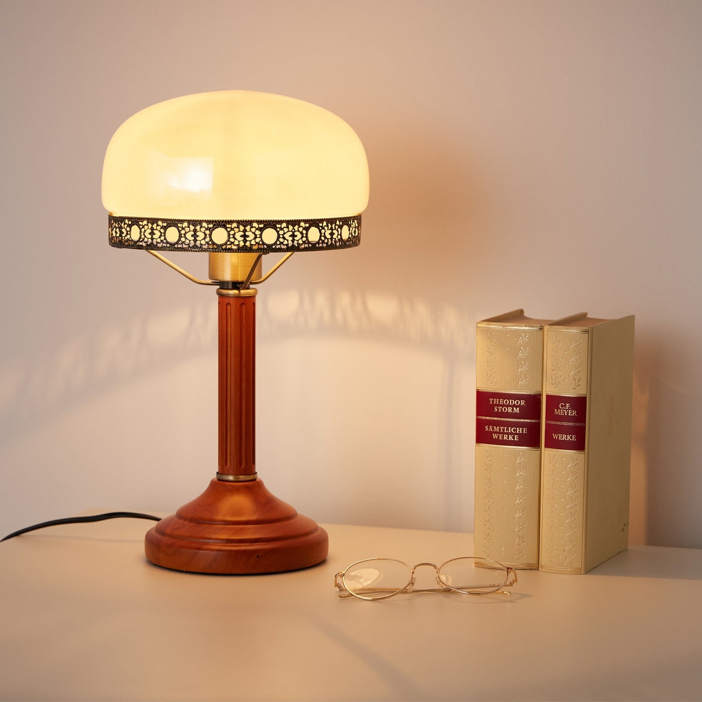 Table lamp in antique style beige
