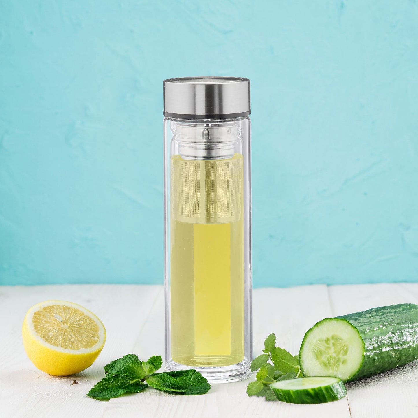Tea bottle with strainer to take with you