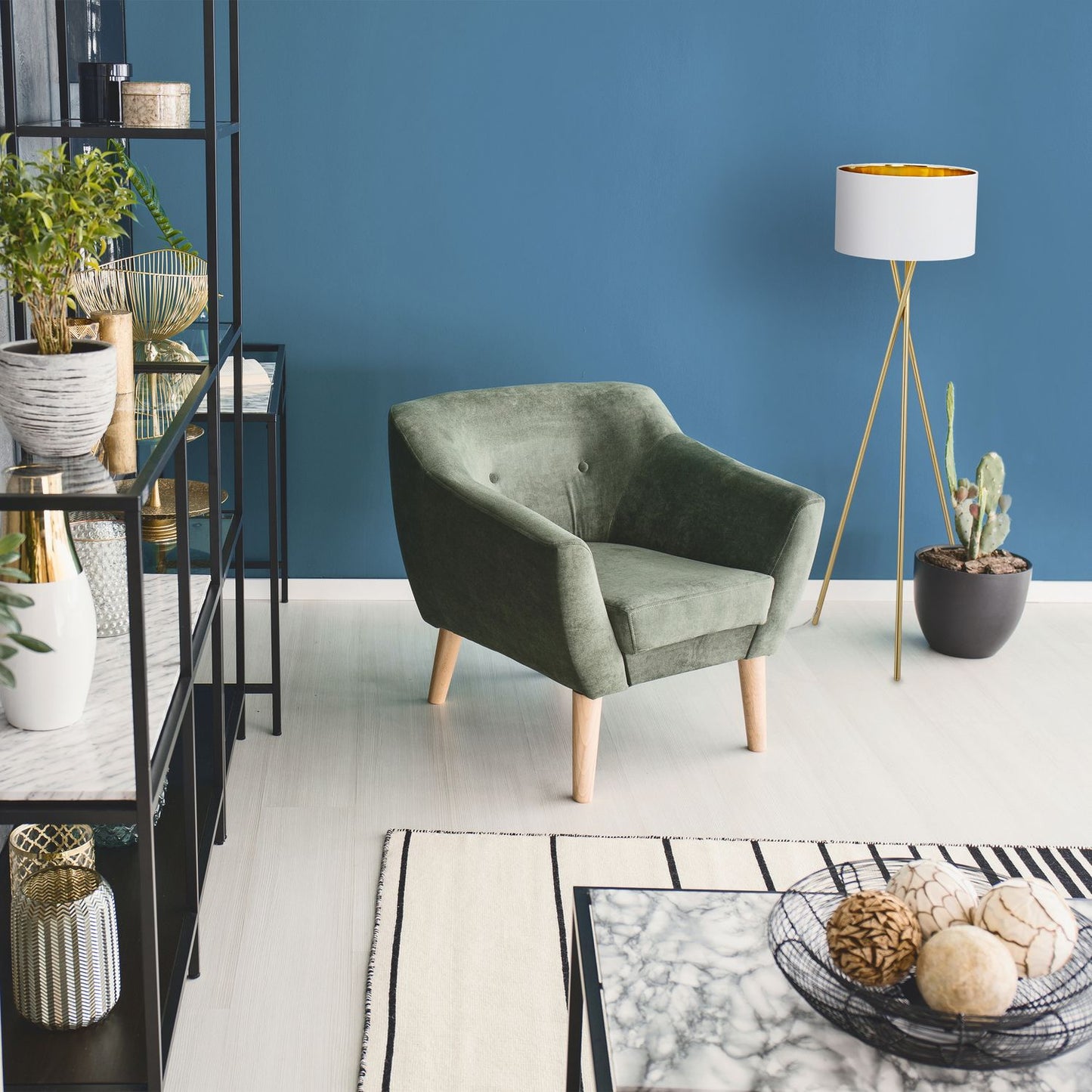 Three-legged floor lamp in white & gold