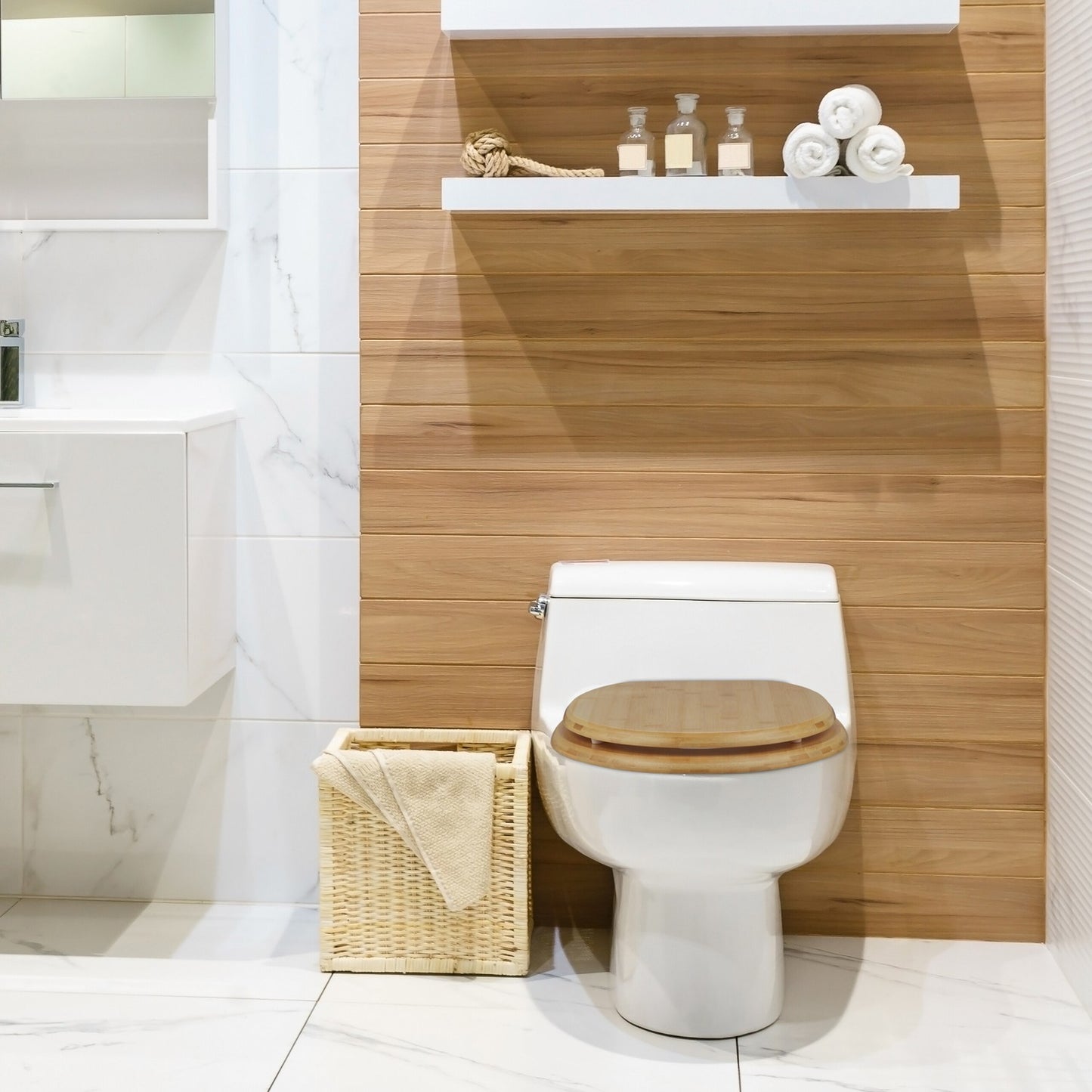Toilet lid with soft-closing mechanism