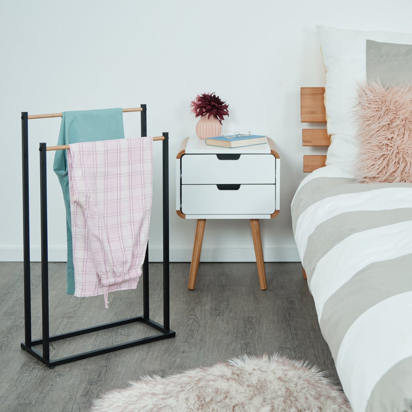 Towel rack with 2 rails