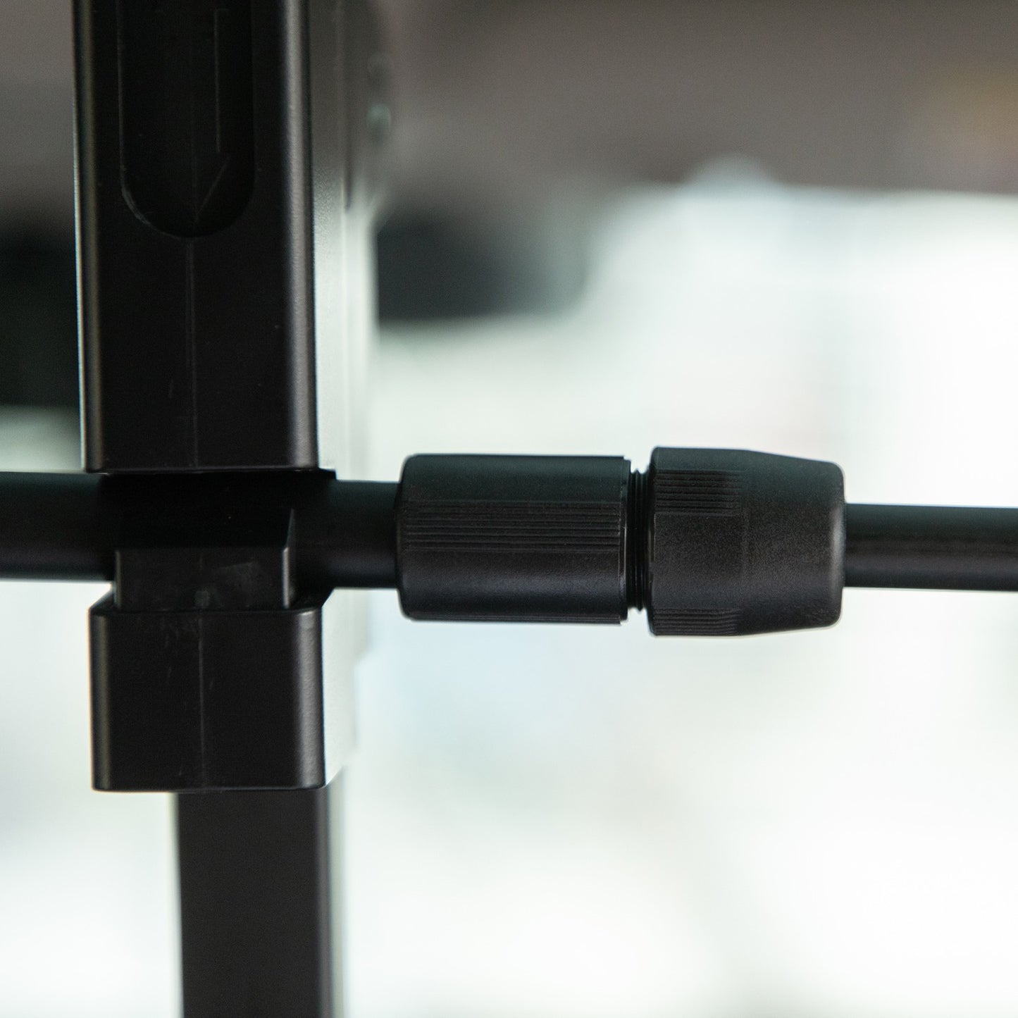 Adjustable universal divider for car trunks, steel, 89-150X76-124 cm