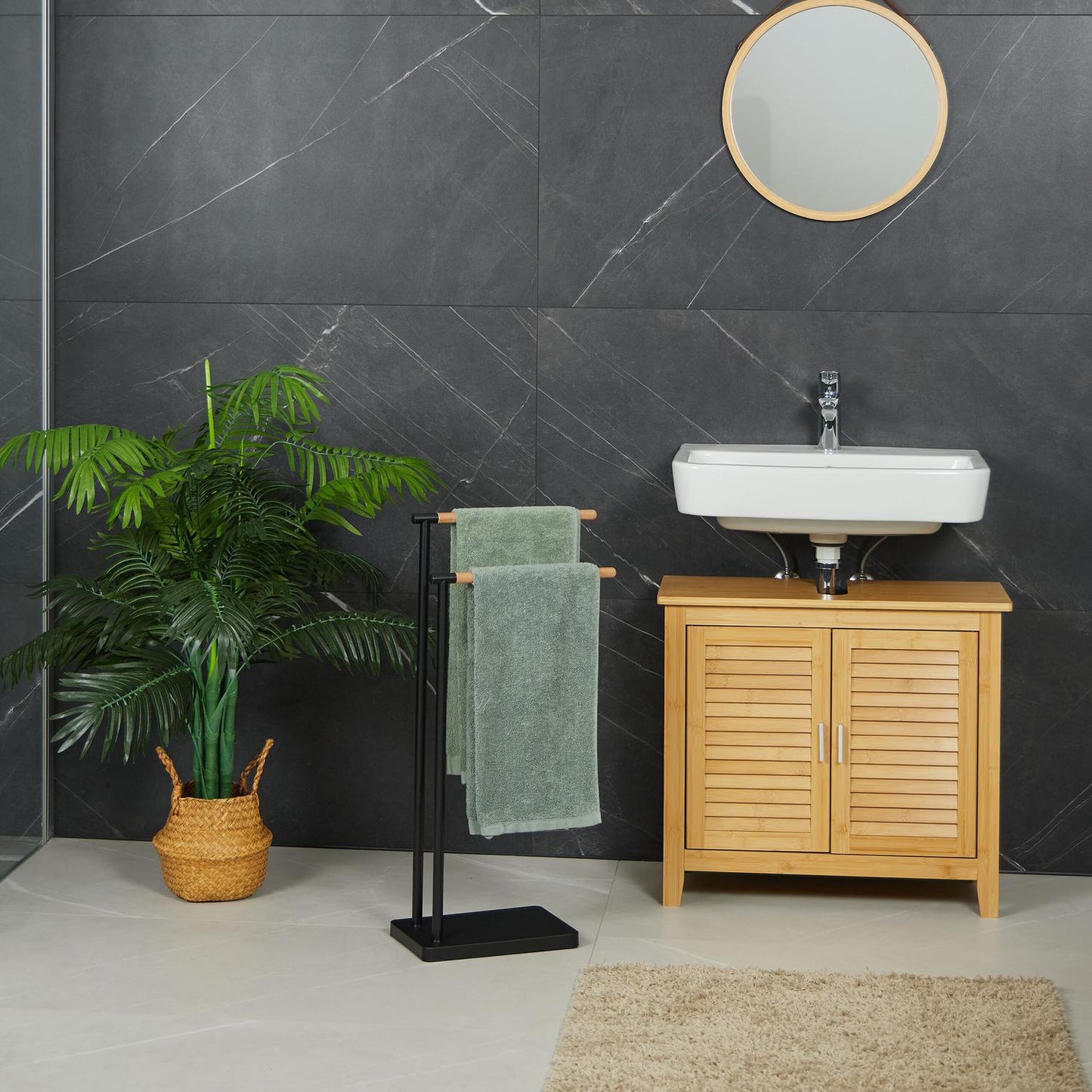 Vertical towel rail