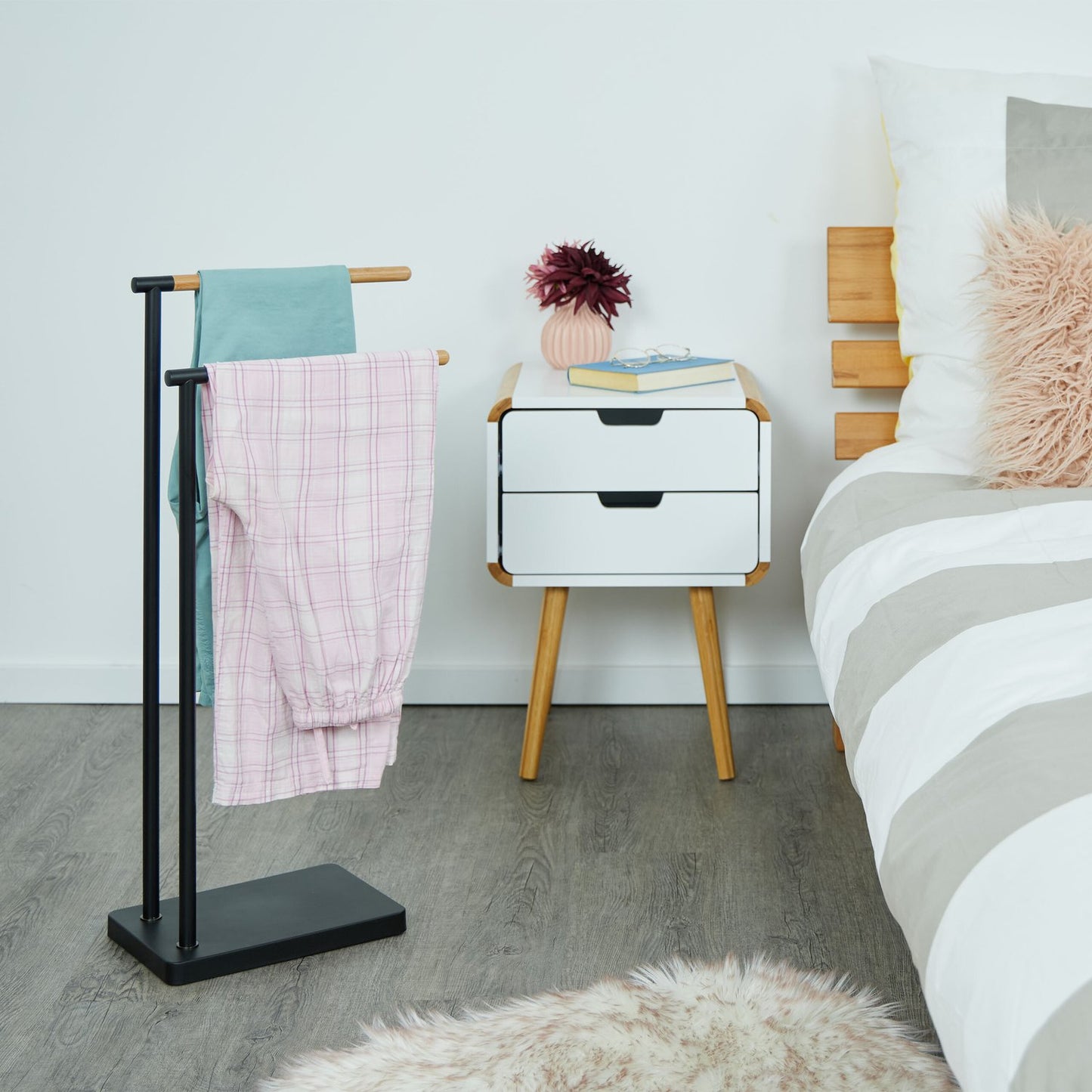 Vertical towel rail