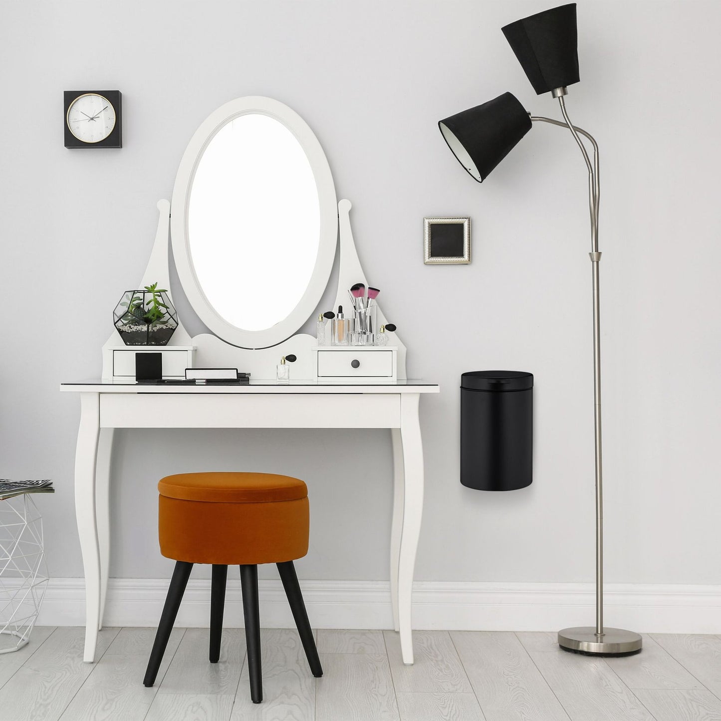 Wall-mounted cosmetics container 5 liters