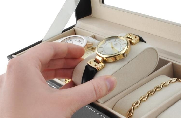 Watch organizer with 6 compartments