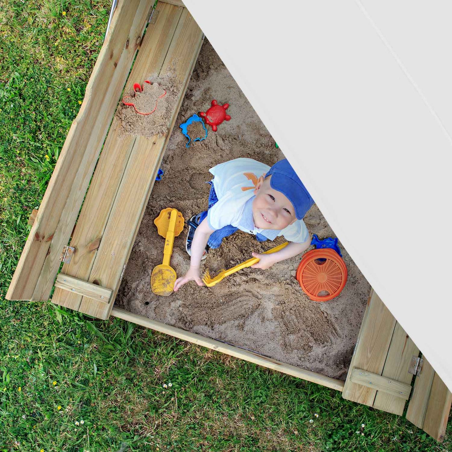 Water tank with faucet