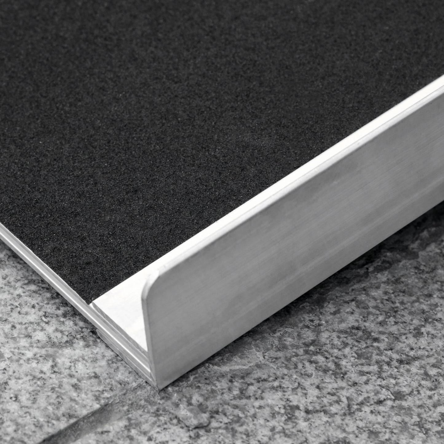 Folding wheelchair ramp, capacity 270 kg, 93x73 cm