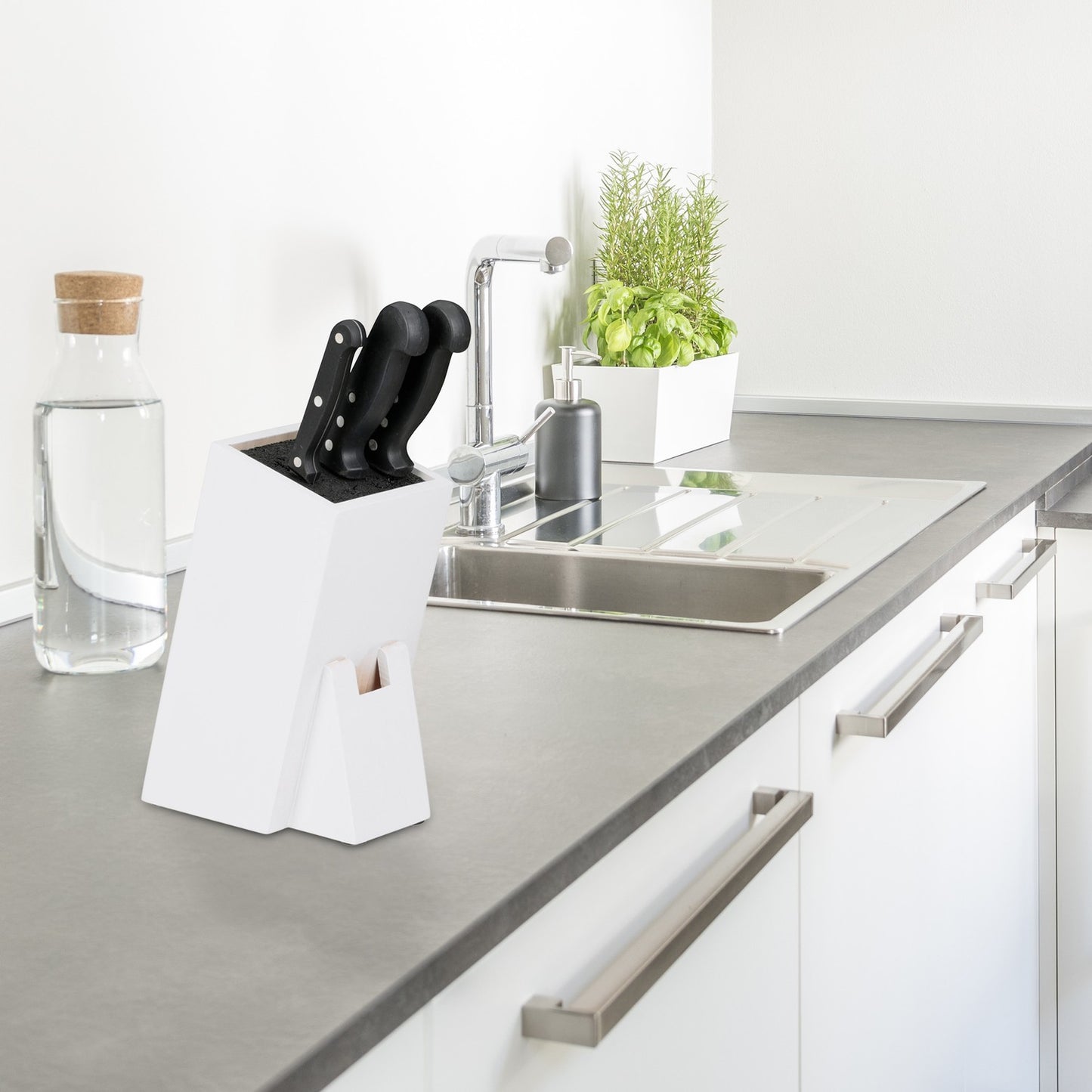 White knife block with straw