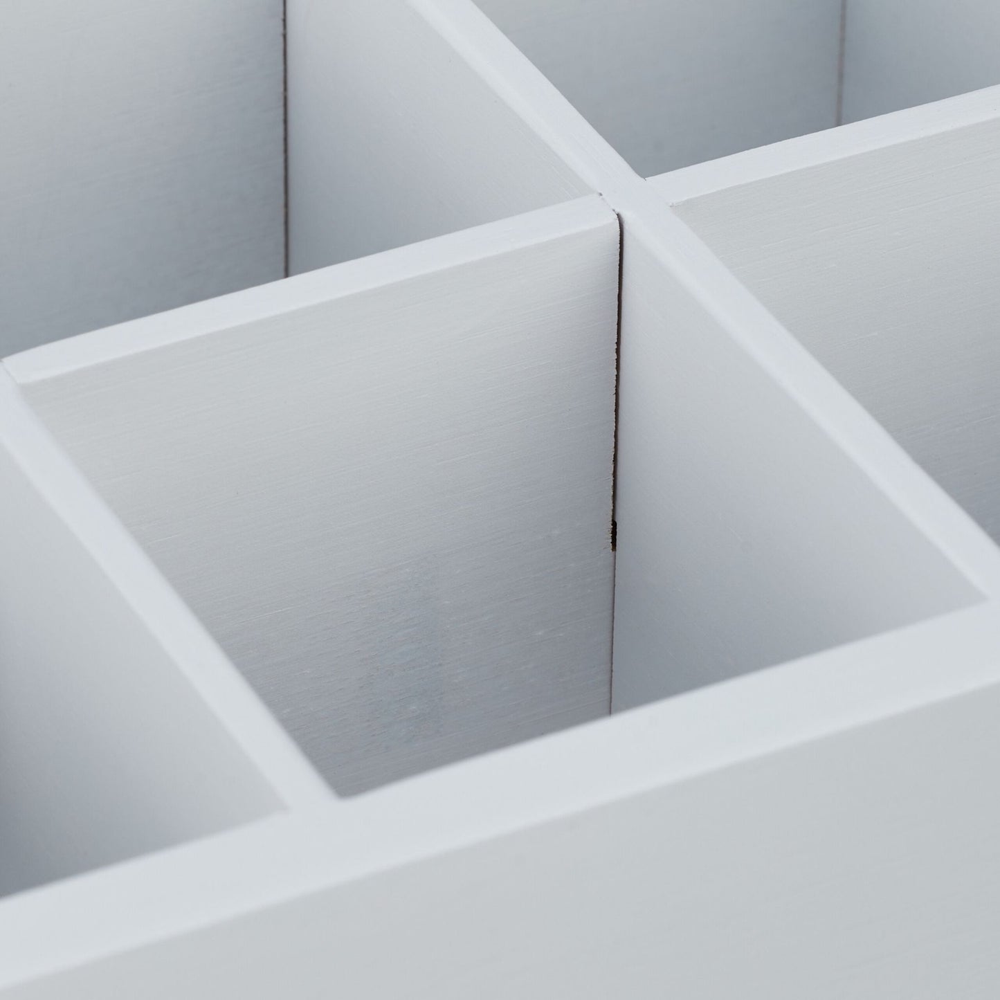 White tea box with 6 compartments
