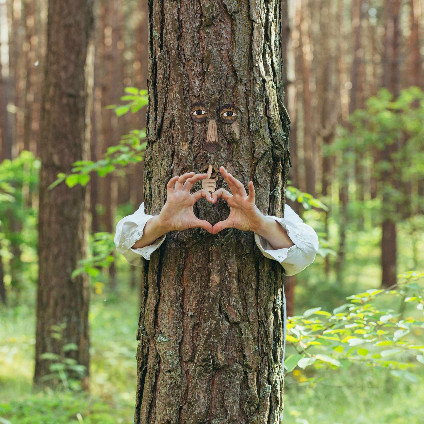 Wooden face with resting gesture