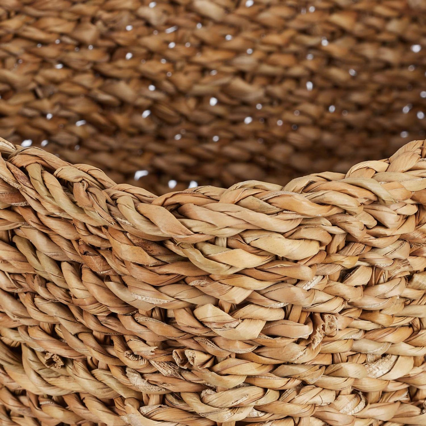 <p>Decorative seaweed baskets offer practical organization with a stylish touch. Perfect for any room, these woven storage solutions keep your home tidy while enhancing its aesthetic appeal.</p>

<ul>
<li>Organize with three versatile sizes for diverse st